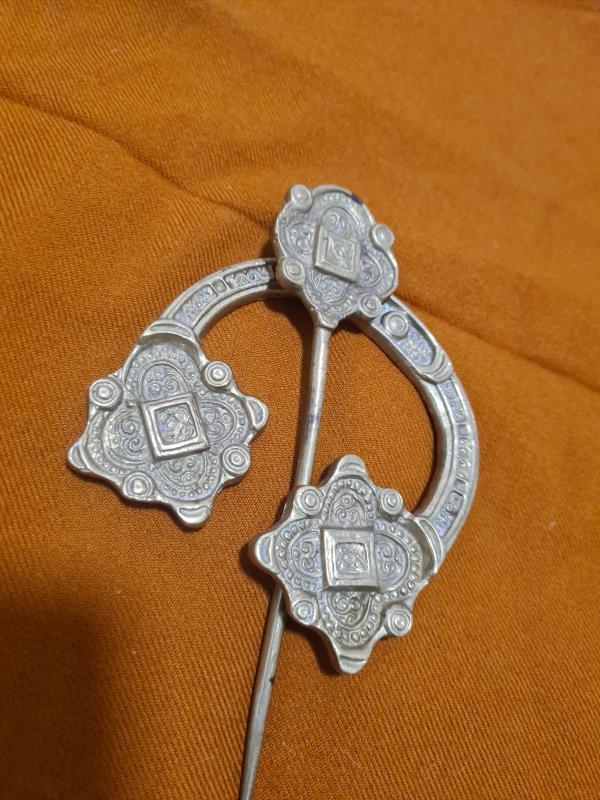 Irish Army, Aer Corps Pipers Shawl with Brooch